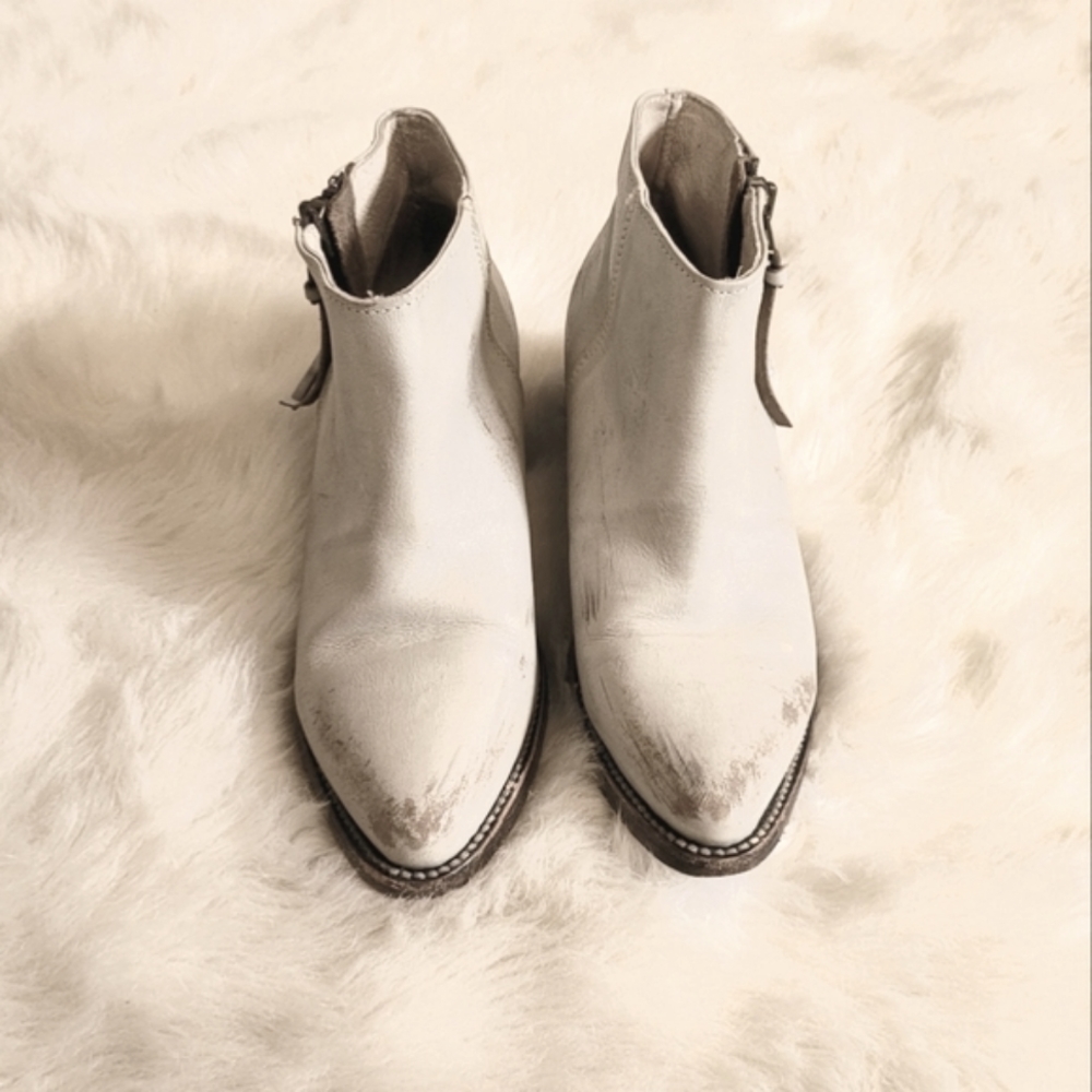 Distressed Freebird off white booties❤️